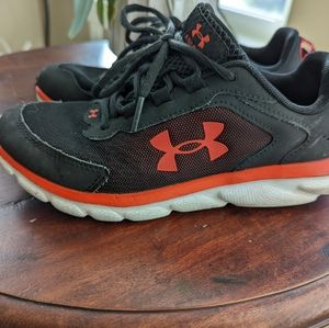 Under Armour Sz 4 - Boys Sneakers